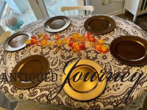 brass colored chargers for a Thanksgiving table
