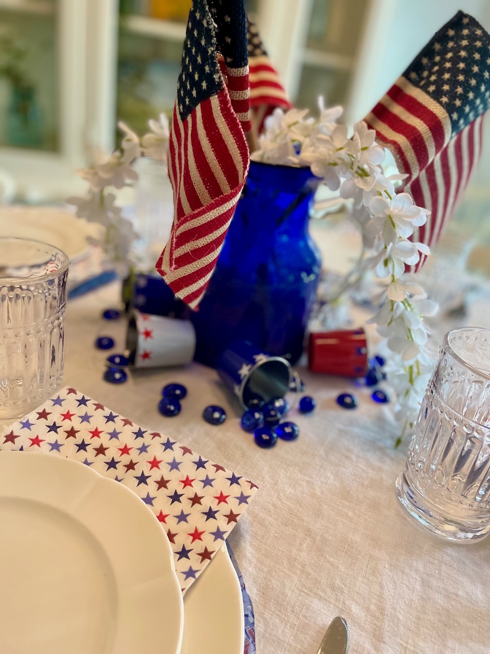 an easy 4th of July table setting