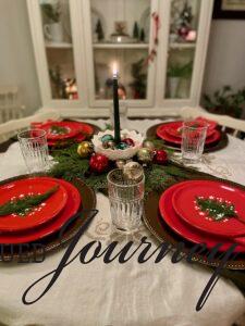Christmas table setting ideas with ornaments
